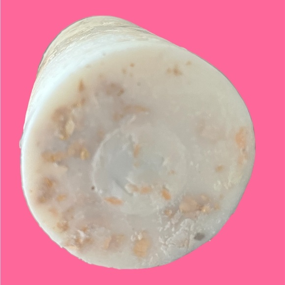 Luxurious White and Gold Scented Candle🕯️ (with donut on top) NO OFFERS - Picture 5 of 7